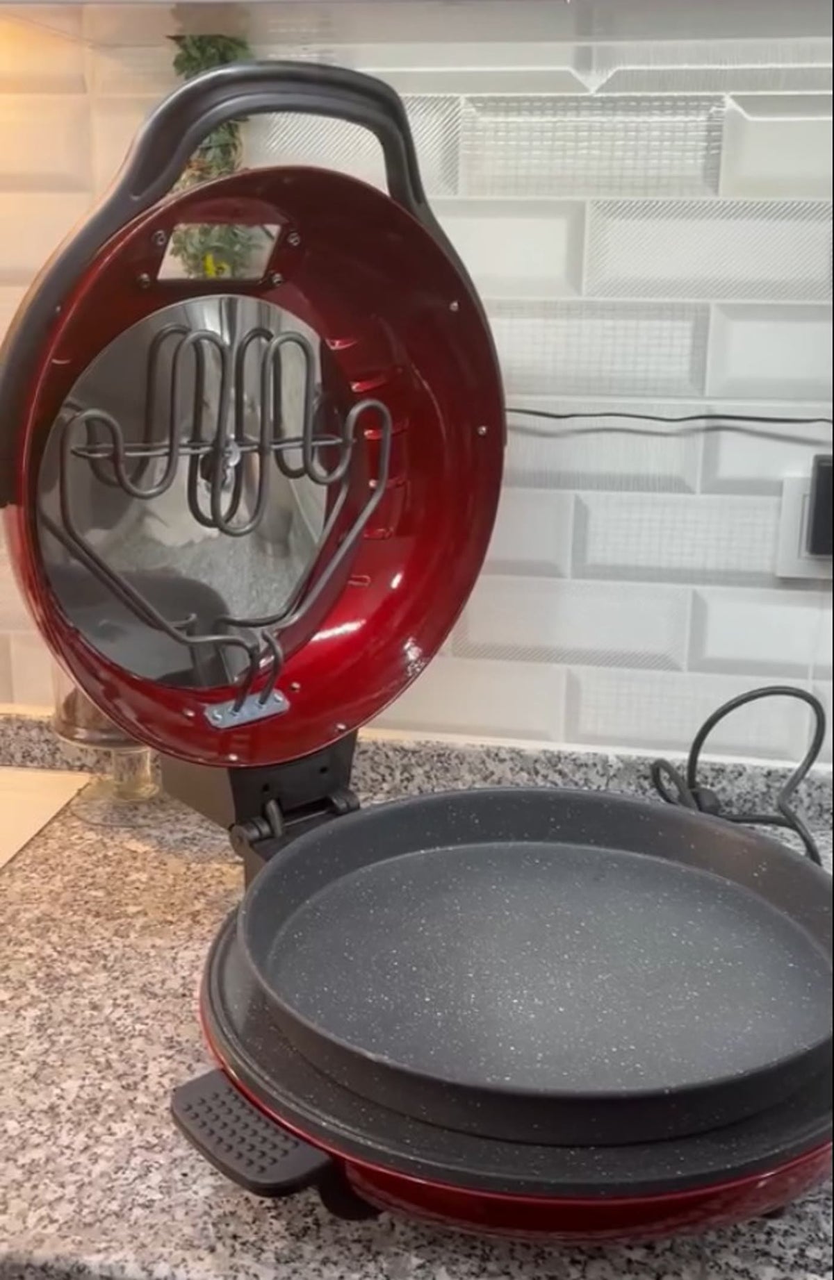 Kirmizi Tandirim, kapagi acik, granit taban